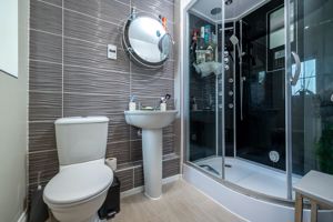 Master en-suite- click for photo gallery